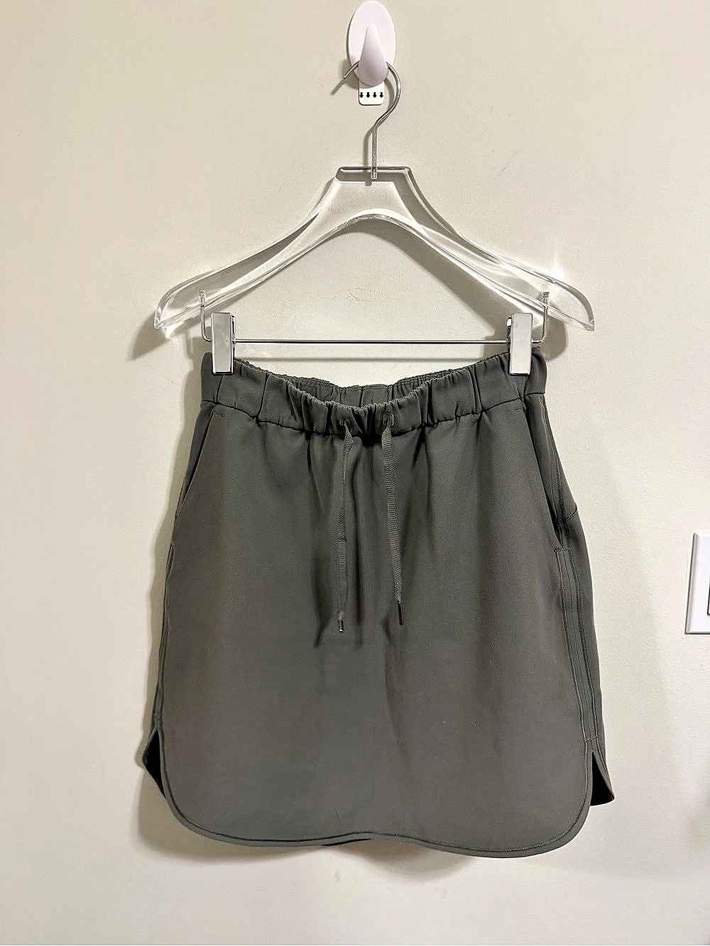 Lululemon On The Fly Skirt Woven Grey Sage Size 8 Khaki Green Casual Mini